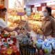 Una mujer compra en una tienda de alimentos en Pekín, China, el 31 de octubre de 2024. EFE/EPA/WU HAO