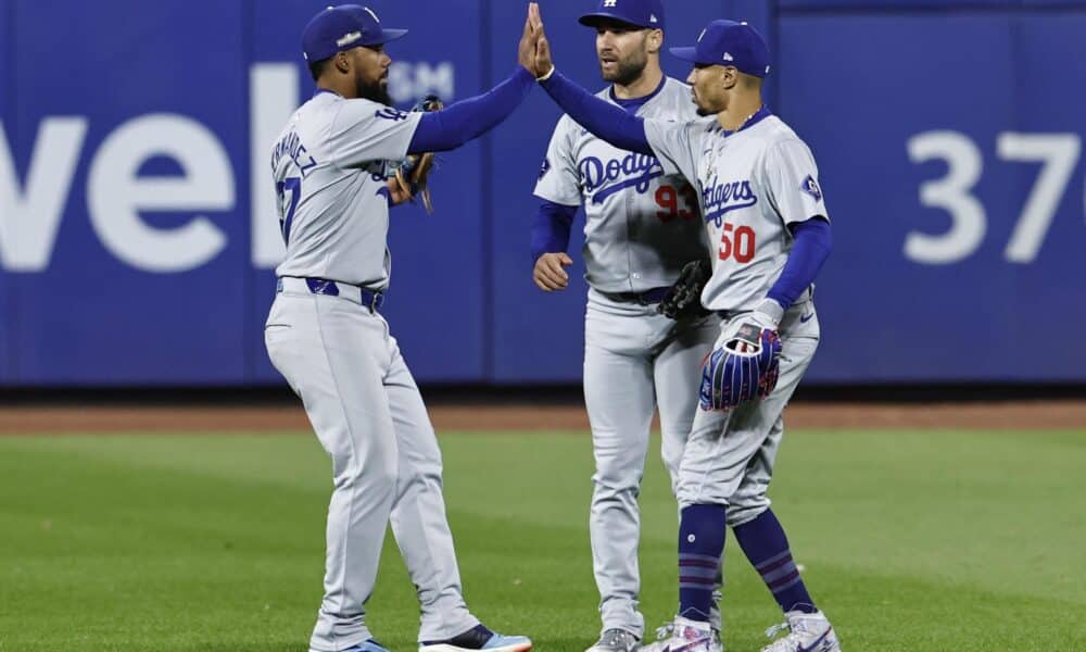 El jardinero izquierdo Teoscar Hernández, el jardinero central Kevin Kiermaier y el campocorto Mookie Betts celebran este miércoles la barrida de los Dodgers de Los Ángeles por 8-0 a los Mets de Nueva York en el tercer juego de los 'playoffs' de la Serie de Campeonato de la Liga Americana de las Grandes Ligas EFE/EPA/CJ GUNTHER