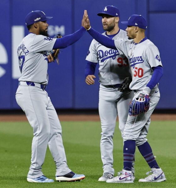 El jardinero izquierdo Teoscar Hernández, el jardinero central Kevin Kiermaier y el campocorto Mookie Betts celebran este miércoles la barrida de los Dodgers de Los Ángeles por 8-0 a los Mets de Nueva York en el tercer juego de los 'playoffs' de la Serie de Campeonato de la Liga Americana de las Grandes Ligas EFE/EPA/CJ GUNTHER