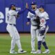 El jardinero izquierdo Teoscar Hernández, el jardinero central Kevin Kiermaier y el campocorto Mookie Betts celebran este miércoles la barrida de los Dodgers de Los Ángeles por 8-0 a los Mets de Nueva York en el tercer juego de los 'playoffs' de la Serie de Campeonato de la Liga Americana de las Grandes Ligas EFE/EPA/CJ GUNTHER