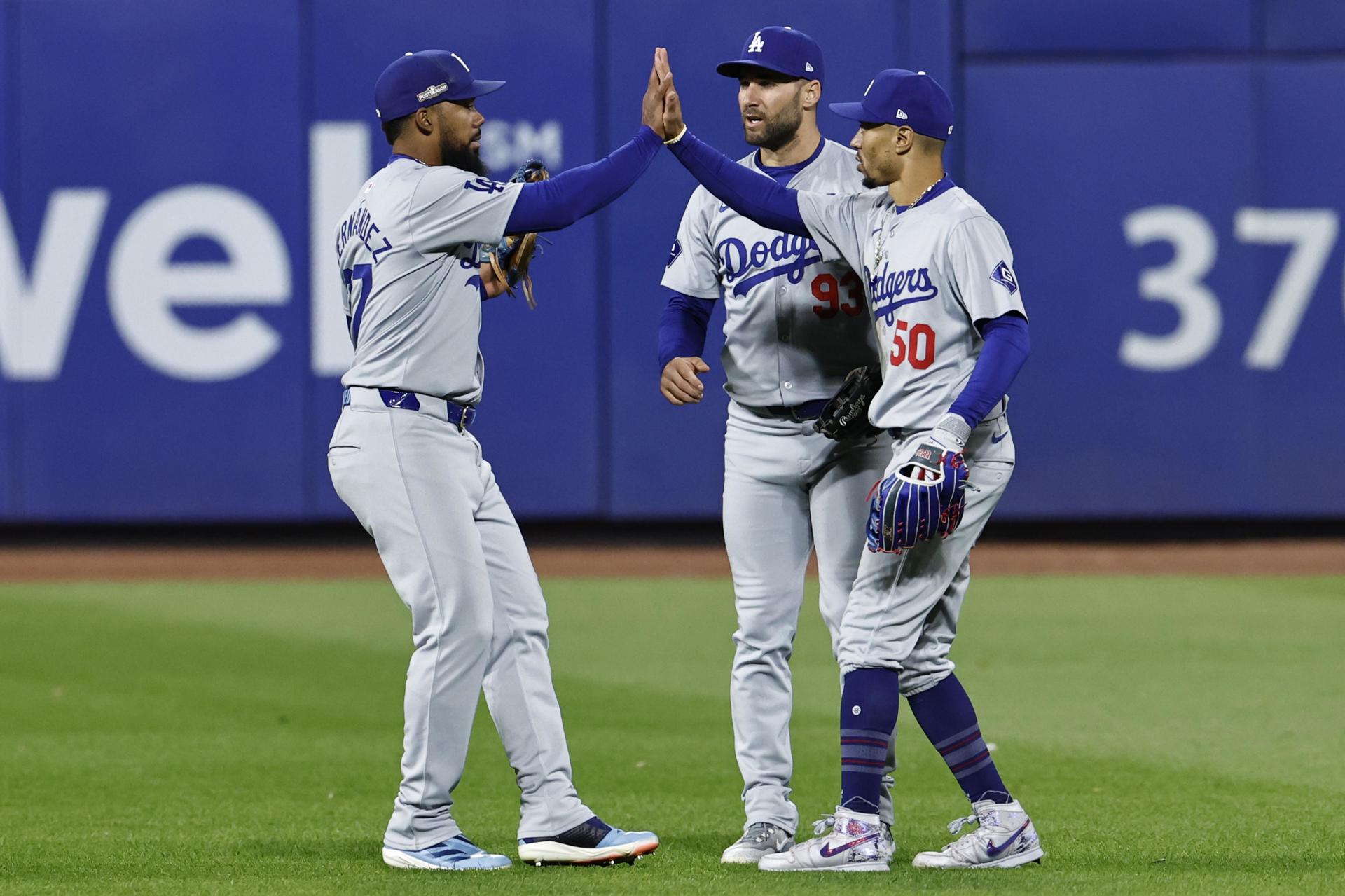 El jardinero izquierdo Teoscar Hernández, el jardinero central Kevin Kiermaier y el campocorto Mookie Betts celebran este miércoles la barrida de los Dodgers de Los Ángeles por 8-0 a los Mets de Nueva York en el tercer juego de los 'playoffs' de la Serie de Campeonato de la Liga Americana de las Grandes Ligas EFE/EPA/CJ GUNTHER