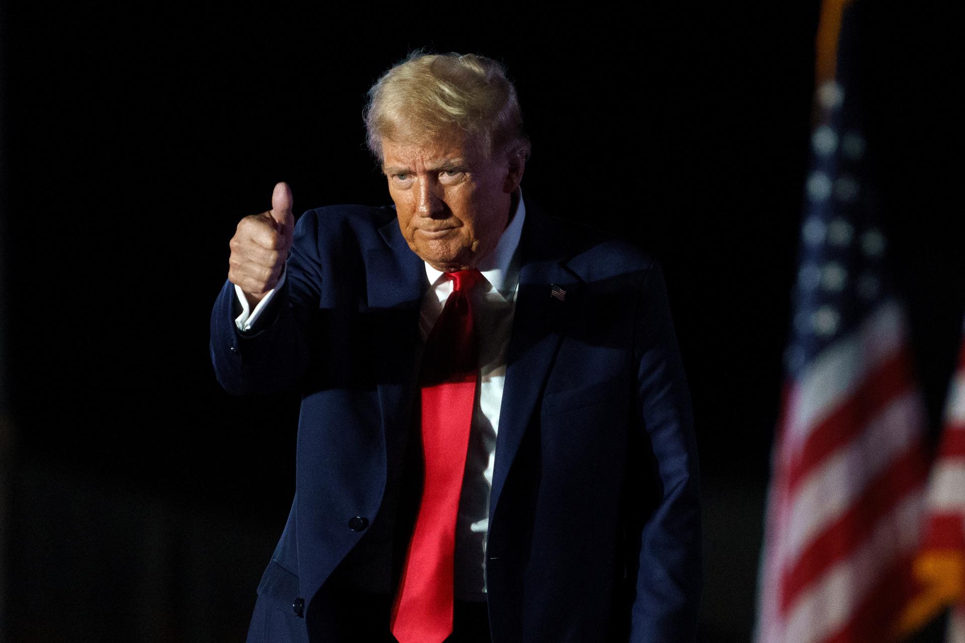 El expresidente estadounidense y candidato presidencial republicano Donald Trump gesticula durante un mitin en Butler, Pensilvania, EE.UU., el 05 de octubre de 2024. EFE/WILL OLIVER