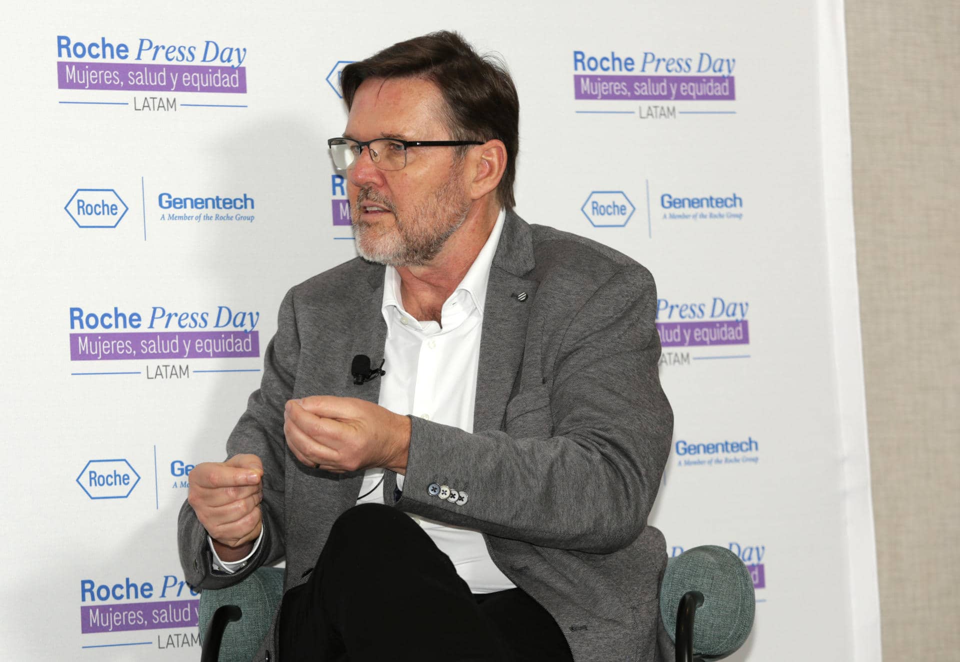 El líder de Área de Roche Frama Latinoamérica, Rolf Hoenger, habla durante una charla sobre salud de la mujer en el segundo día del Roche Press Day, en Miami, Florida (EE.UU.). EFE/ Marlon Pacheco