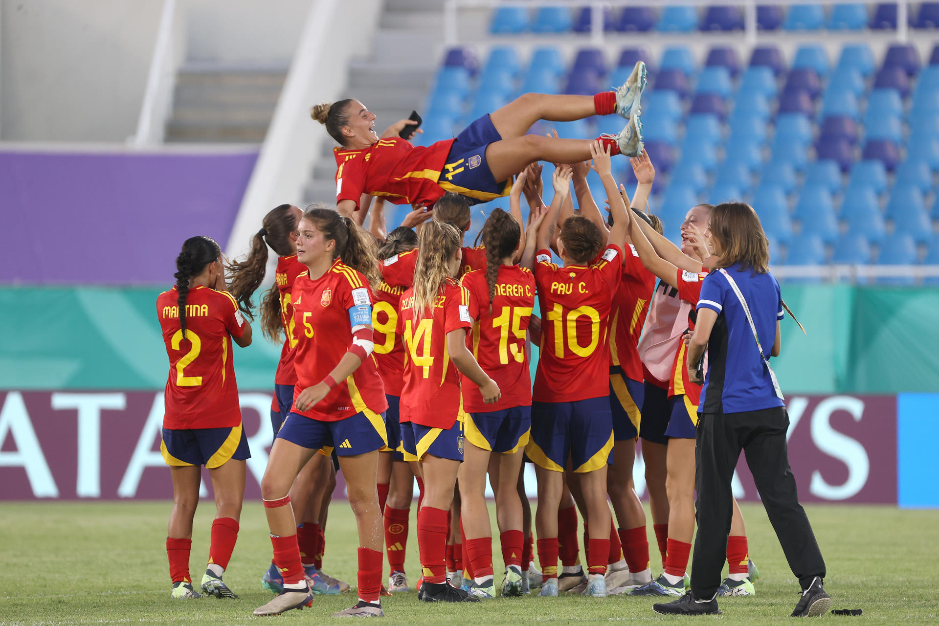 Jugadoras de España celebran el triunfo ante Estados Unidos en el Mundial femenino sub-17 de Santo Domingo (República Dominicana). EFE/Orlando Barría