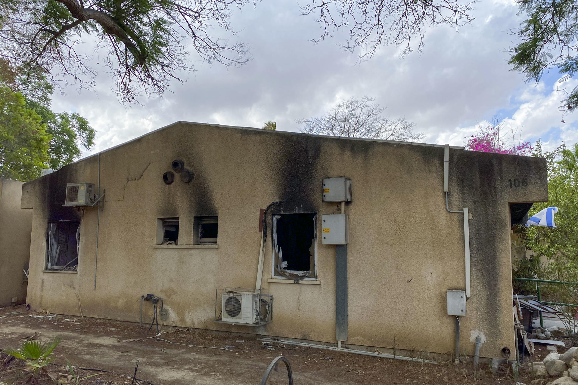 Casa calcinada por los milicianos de Hamás en el kibutz Ein HaShlosha durante los ataques del 7 de octubre de 2023, a escasos kilómetros de las alambradas que enclaustran la Franja de Gaza. EFE