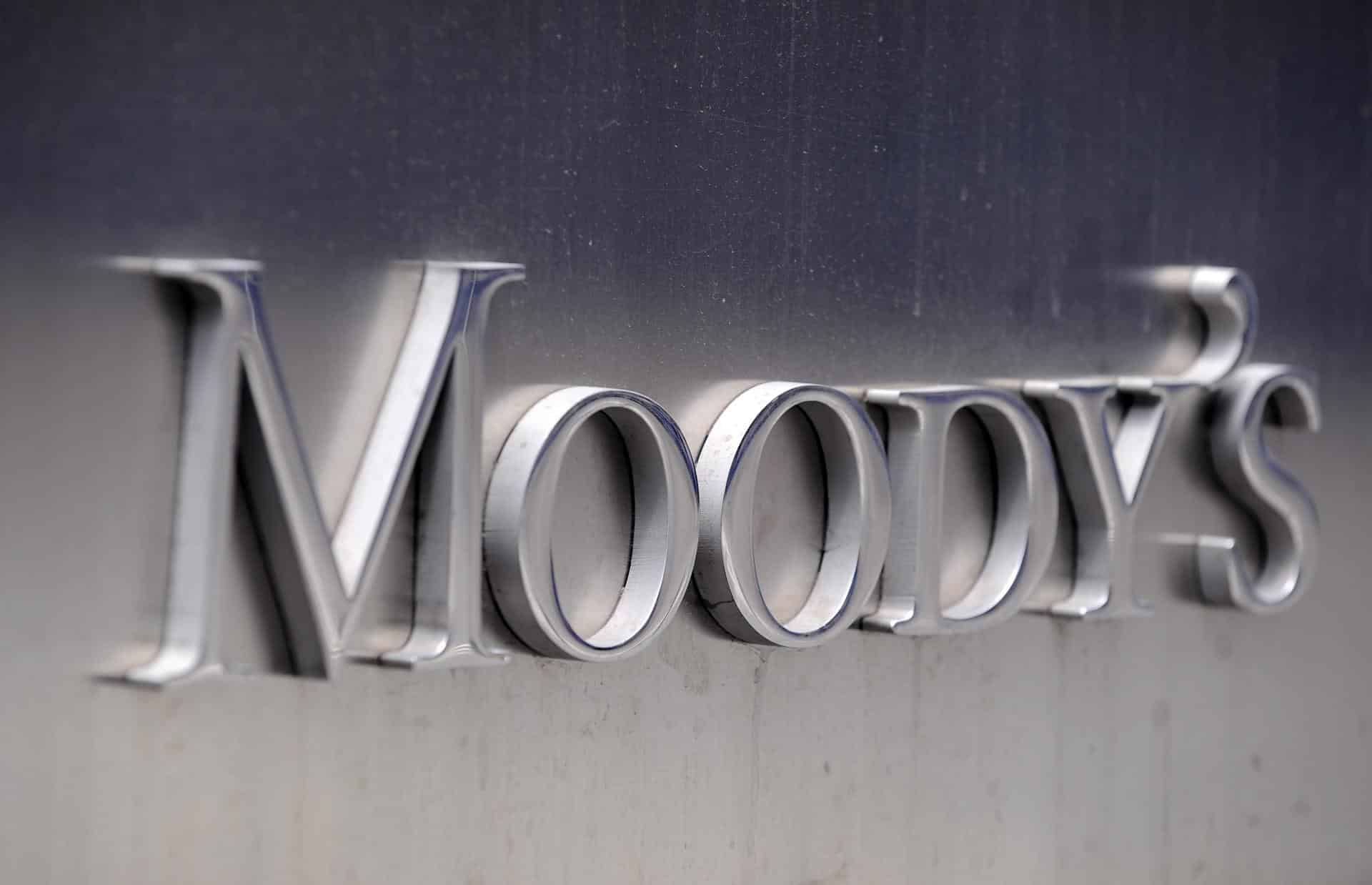 Fotografía de archivo del logo corporativo de Moody's, en la sede de la Agencia, en Nueva York (Estados Unidos). Archivo. EFE/ANDREW GOMBERT