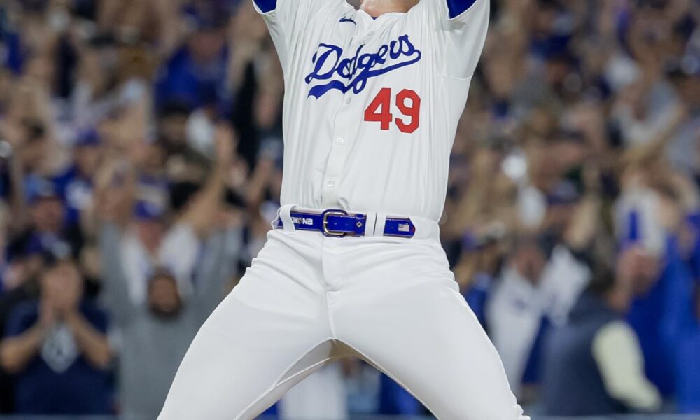 El pitcher de los Dodgers de Los Angeles Blake Treinen celebra luego de vencer a los Padres de San Diego. EFE/ALLISON DINNER