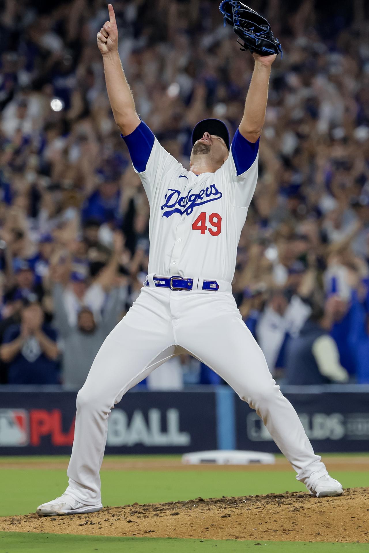 El pitcher de los Dodgers de Los Angeles Blake Treinen celebra luego de vencer a los Padres de San Diego. EFE/ALLISON DINNER