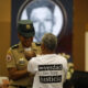 Foto de archivo de una familiar de víctimas de 'falsos positivos' que le muestra un bebé a una militar durante un acto de excusas públicas por parte del Estado colombiano. EFE/Luis Eduardo Noriega Arboleda