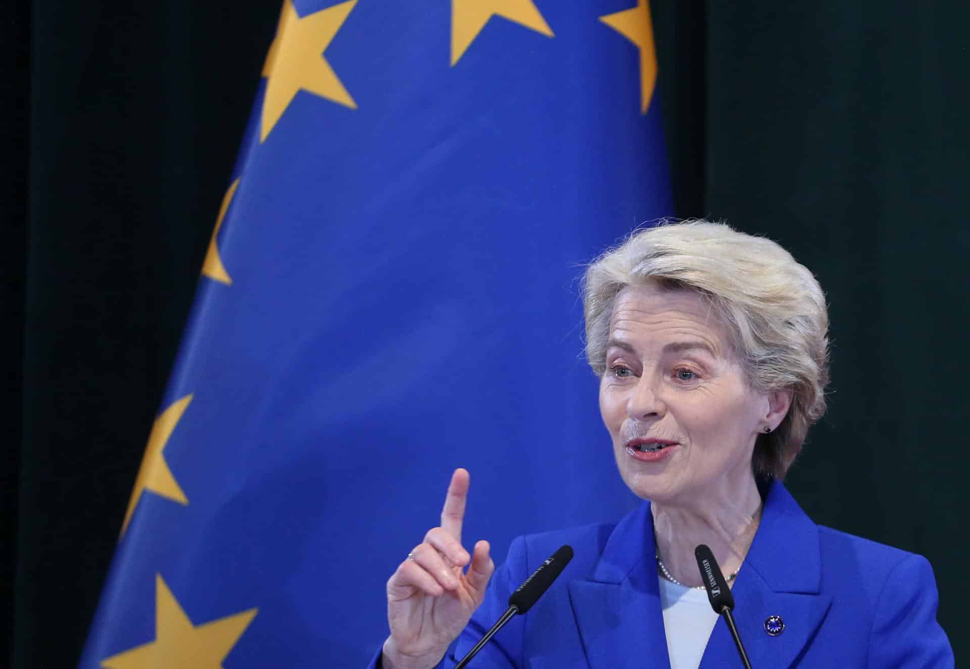 La presidenta de la Comisión Europea, Ursula von der Leyen, habla durante la conferencia de prensa con el primer ministro de Albania, Edi Rama, tras su reunión en Tirana, Albania, el 23 de octubre de 2024. La presidenta de la Comisión Europea, Ursula von der Leyen, se encuentra de visita oficial en Albania. EFE/EPA/MALTON DIBRA