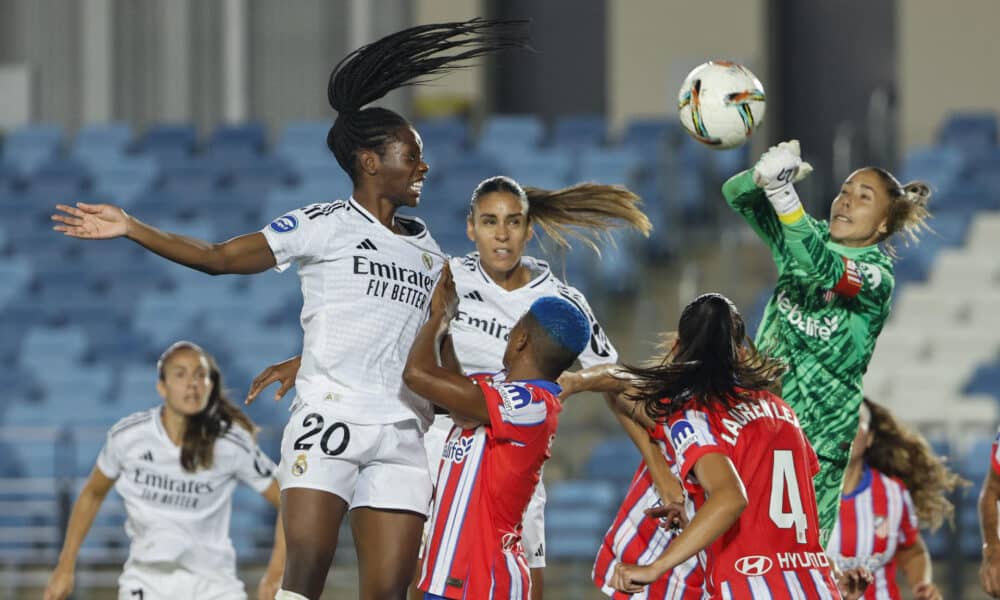 La centrocampista del Real Madrid Naomie Feller (i) cabecea el balón ante la portera del Atlético de Madrid, Lola Gallardo (d) durante el partido de la jornada 6 de la Liga Femenina que Real Madrid y Atlético de Madrid disputaron en el estadio Alfredo Di Stéfano, en Madrid. EFE/ Sergio Pérez