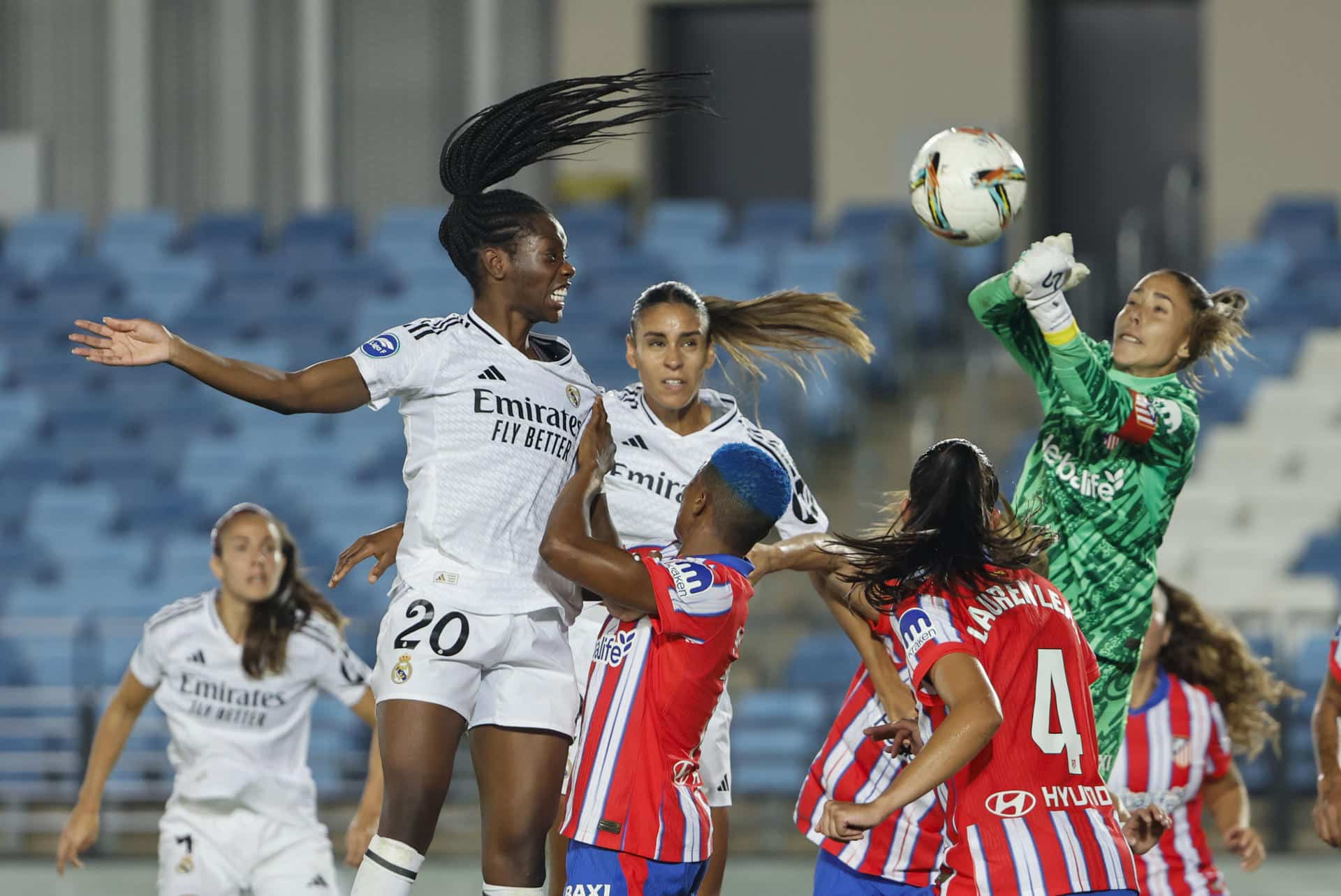 La centrocampista del Real Madrid Naomie Feller (i) cabecea el balón ante la portera del Atlético de Madrid, Lola Gallardo (d) durante el partido de la jornada 6 de la Liga Femenina que Real Madrid y Atlético de Madrid disputaron en el estadio Alfredo Di Stéfano, en Madrid. EFE/ Sergio Pérez