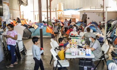 Migrantes conviven en el albergue Movimiento Juventud 2000, este lunes en la ciudad de Tijuana (México). EFE/Joebeth Terriquez