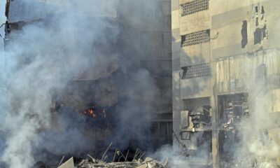 El humo se eleva desde unos edificios dañados tras un ataque aéreo israelí en Al Mreijeh, en los suburbios del sur de Beirut, Líbano, el 4 de octubre de 2024. EFE/EPA/WAEL HAMZEH