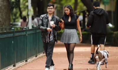 Una pareja de jóvenes camina por una calle en Ciudad de México (México). Archivo. EFE/ José Méndez