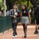 Una pareja de jóvenes camina por una calle en Ciudad de México (México). Archivo. EFE/ José Méndez