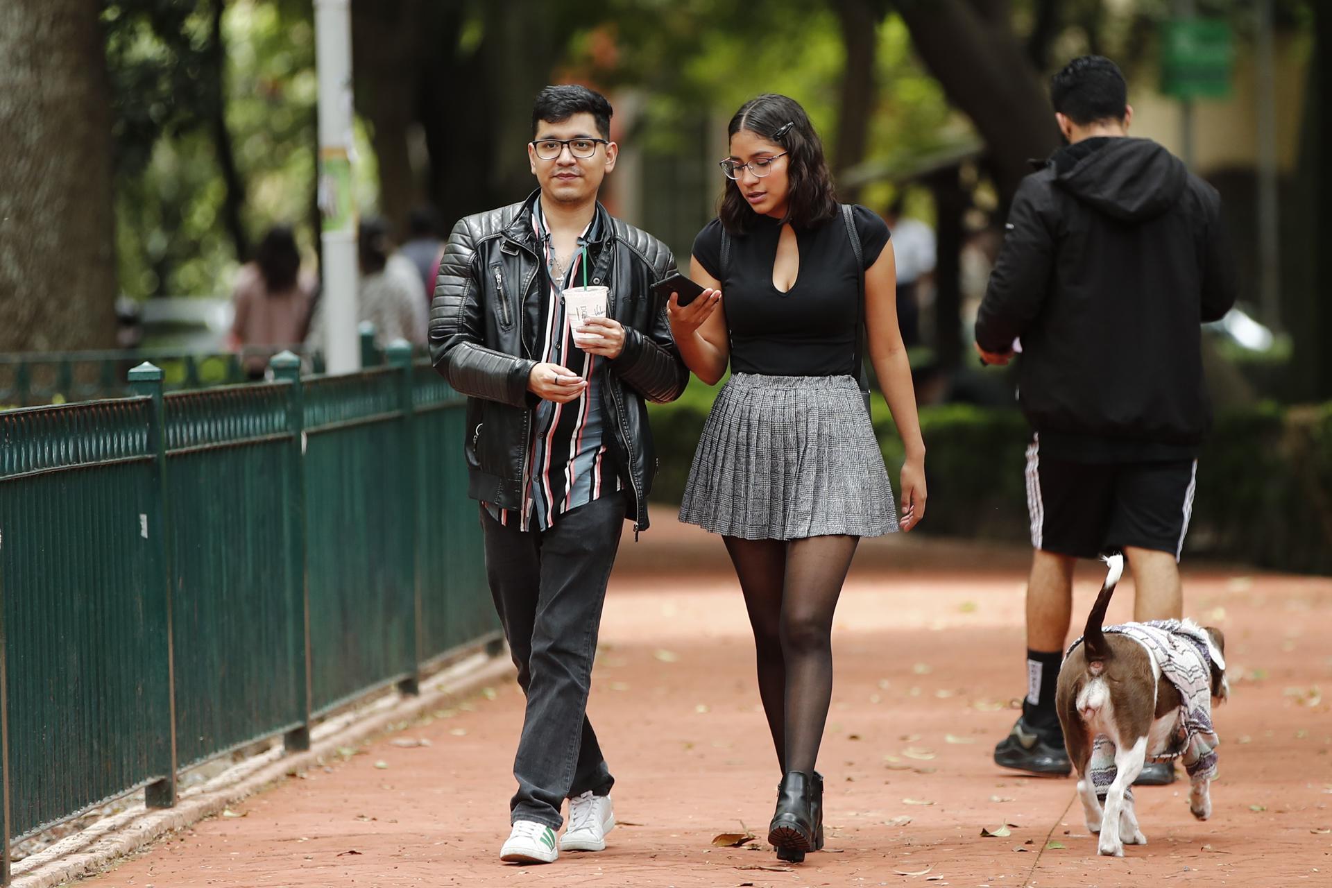 Una pareja de jóvenes camina por una calle en Ciudad de México (México). Archivo. EFE/ José Méndez