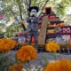 Fotografía del 19 de octubre de 2024 de un hombre disfrazado de catrín frente a una mega ofrenda de Día de Muertos, en la antigua Hacienda San Mateo del municipio de Atlixco (México). EFE/ Hilda Ríos