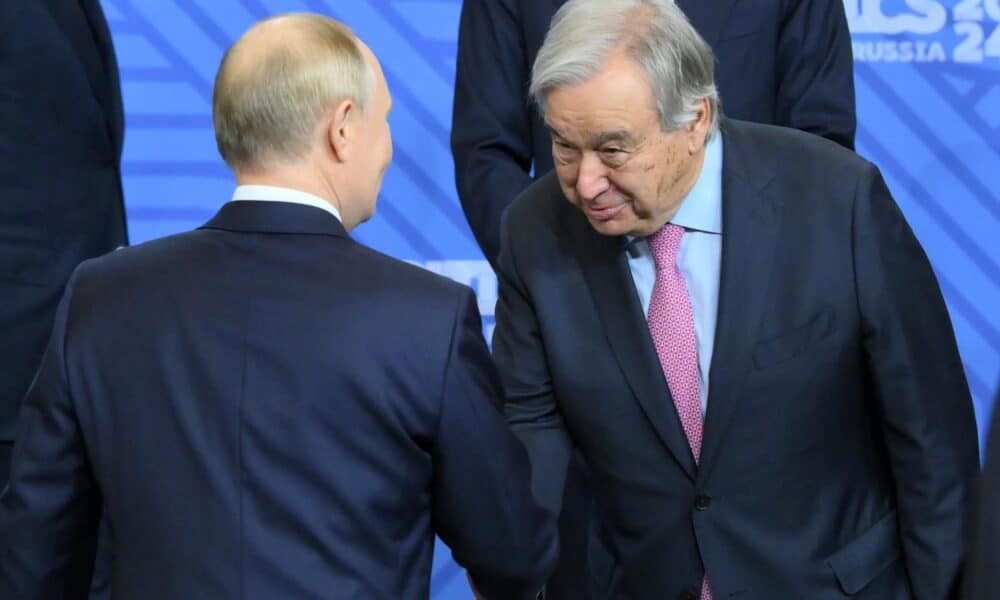 Una fotografía proporcionada por el anfitrión de fotografías brics-russia2024.ru muestra al presidente ruso, Vladimir Putin (izq.), saludando al secretario general de las Naciones Unidas, Antonio Guterres (der.), mientras otros participantes en la reunión de divulgación/formato BRICS Plus posan para una foto familiar durante la cumbre BRICS en Kazán, Rusia, el 24 de octubre de 2024. La cumbre BRICS tendrá lugar del 22 al 24 de octubre. (Rusia) EFE/EPA/GRIGORY SYSOEV / BRICS-RUSSIA2024.RU / FOLLETO FOLLETO SOLO PARA USO EDITORIAL/NO SE VENDE