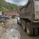 Un camión transita por una calle afectada por el paso del huracán Helene este martes, en Marshall (Estados Unidos).El devastador paso del huracán Helene por el sur de los Montes Apalaches dejó este fin de semana un rastro de muerte y destrucción, además de cientos de personas desaparecidas y aisladas en las montañas, de quienes se esperan noticias desde hace días. EFE/ Albert Traver