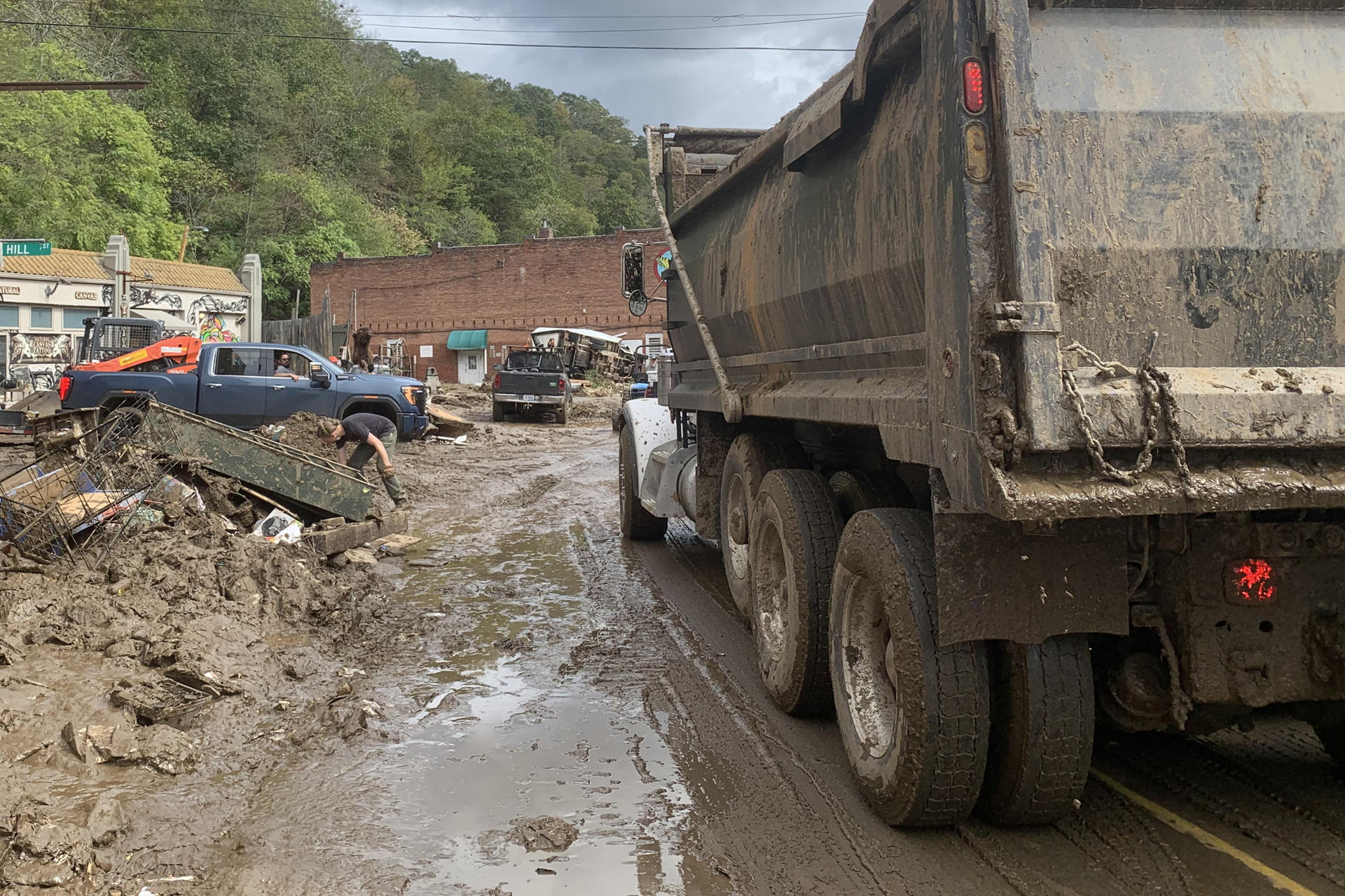 Un camión transita por una calle afectada por el paso del huracán Helene este martes, en Marshall (Estados Unidos).El devastador paso del huracán Helene por el sur de los Montes Apalaches dejó este fin de semana un rastro de muerte y destrucción, además de cientos de personas desaparecidas y aisladas en las montañas, de quienes se esperan noticias desde hace días. EFE/ Albert Traver