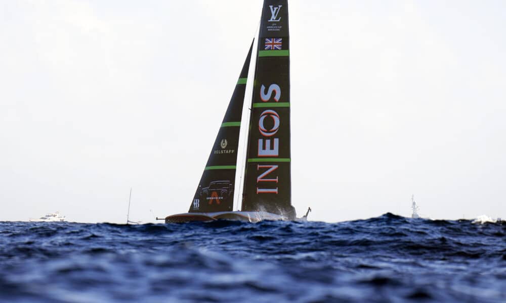 El velero desafiante, el INEOS Britannia, navega durante la cuarta jornada del enfrentamiento final con el defensor del título de la Copa del América, el Emirates Team New Zealand, este miércoles en las aguas de Barcelona. EFE/Siu Wu