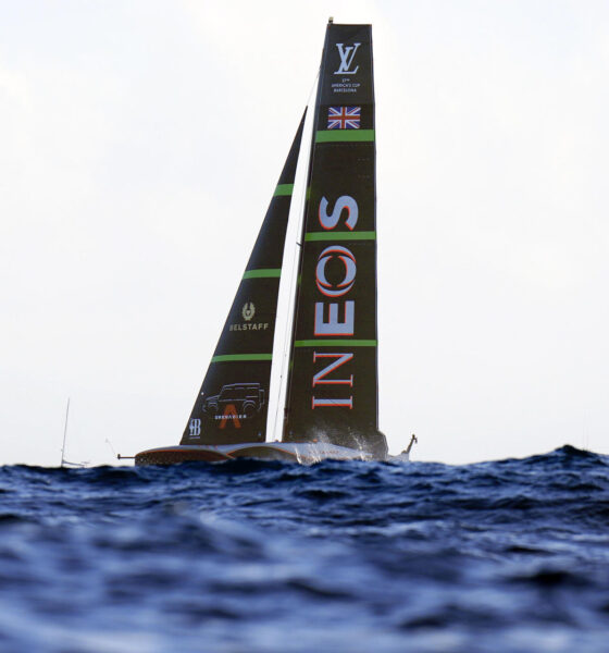 El velero desafiante, el INEOS Britannia, navega durante la cuarta jornada del enfrentamiento final con el defensor del título de la Copa del América, el Emirates Team New Zealand, este miércoles en las aguas de Barcelona. EFE/Siu Wu