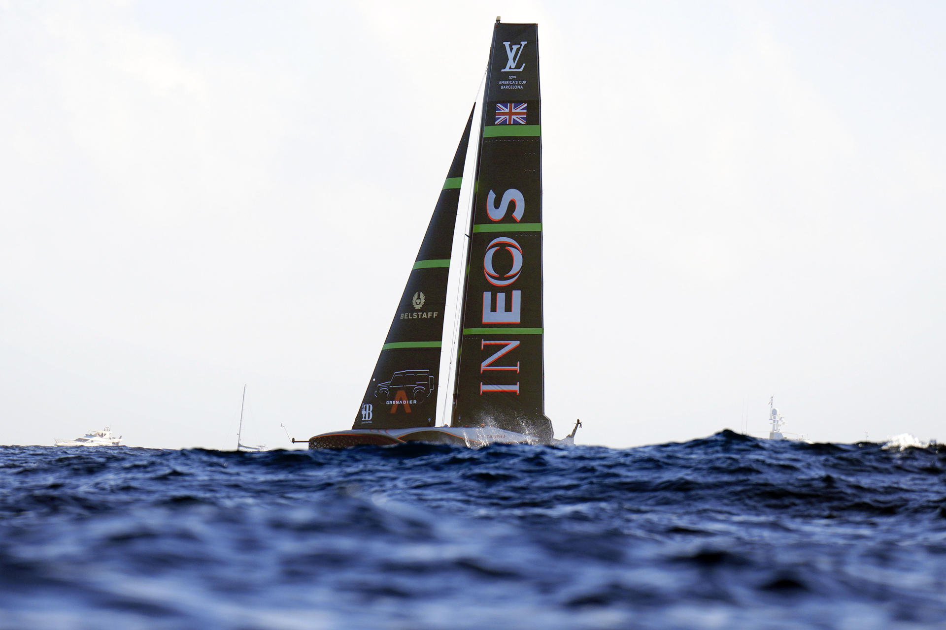 El velero desafiante, el INEOS Britannia, navega durante la cuarta jornada del enfrentamiento final con el defensor del título de la Copa del América, el Emirates Team New Zealand, este miércoles en las aguas de Barcelona. EFE/Siu Wu