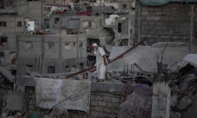 Un anciano palestino inspecciona los escombros de su casa destruida en Jan Yunis, en el sur de la Franja de Gaza, el 20 de octubre de 2024. EFE/EPA/HAITHAM IMAD