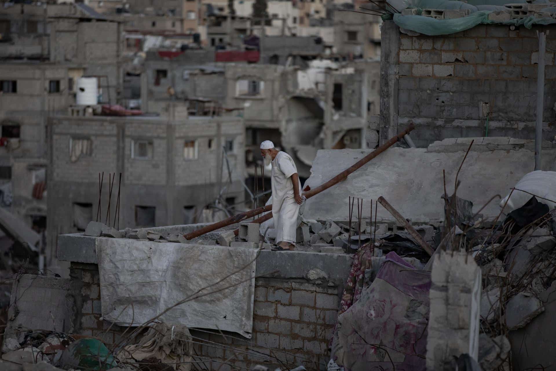 Un anciano palestino inspecciona los escombros de su casa destruida en Jan Yunis, en el sur de la Franja de Gaza, el 20 de octubre de 2024. EFE/EPA/HAITHAM IMAD