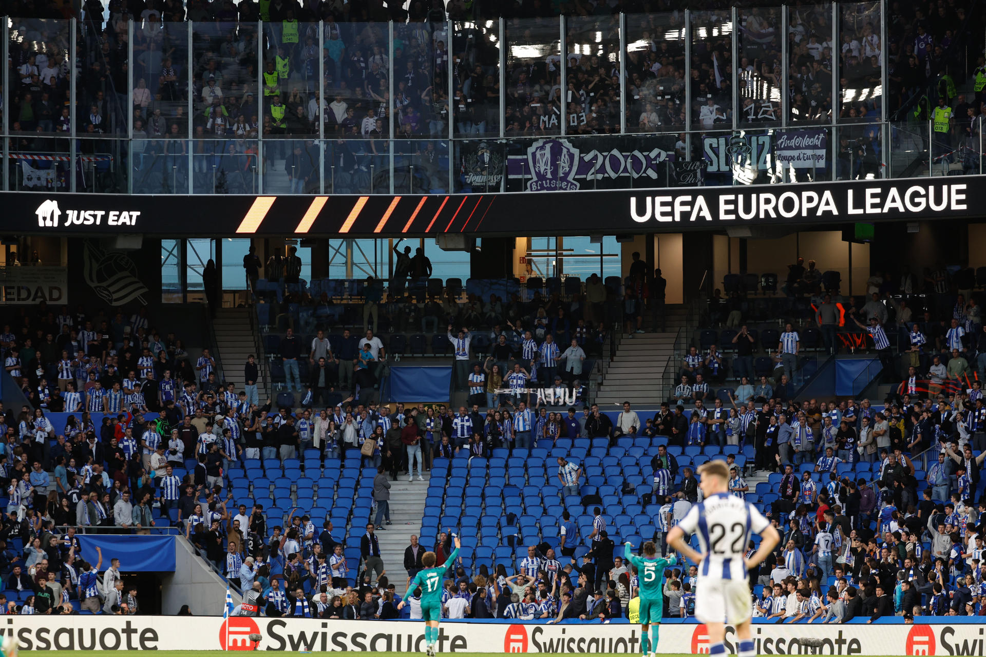 Los jugadores del Anderlecht Theo Leoni (izda) y N'Diaye Moussa (5) se dirigen a sus seguidores durante el partido de Liga Europa que disputan este jueves en el estadio Reale Arena de San Sebastián. EFE/Juan Herrero