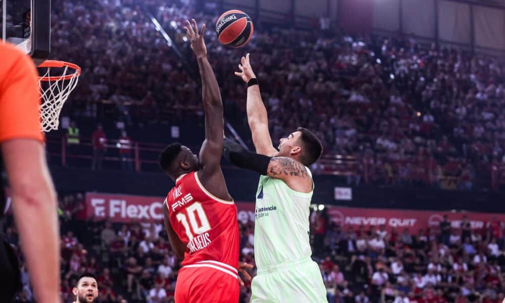 Willy Hernangomez lanza ante Mustapha Fall. EFE/EPA/Georgia Panagopoulou