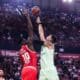 Willy Hernangomez lanza ante Mustapha Fall. EFE/EPA/Georgia Panagopoulou