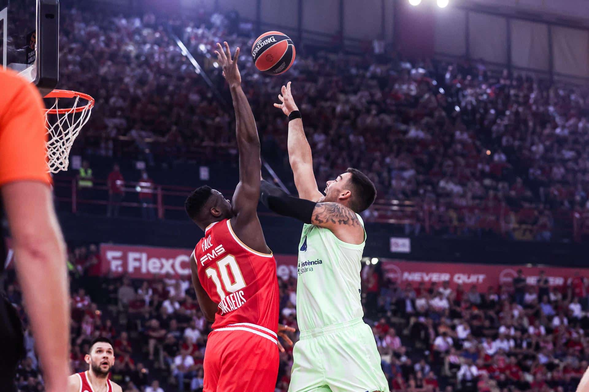 Willy Hernangomez lanza ante Mustapha Fall. EFE/EPA/Georgia Panagopoulou