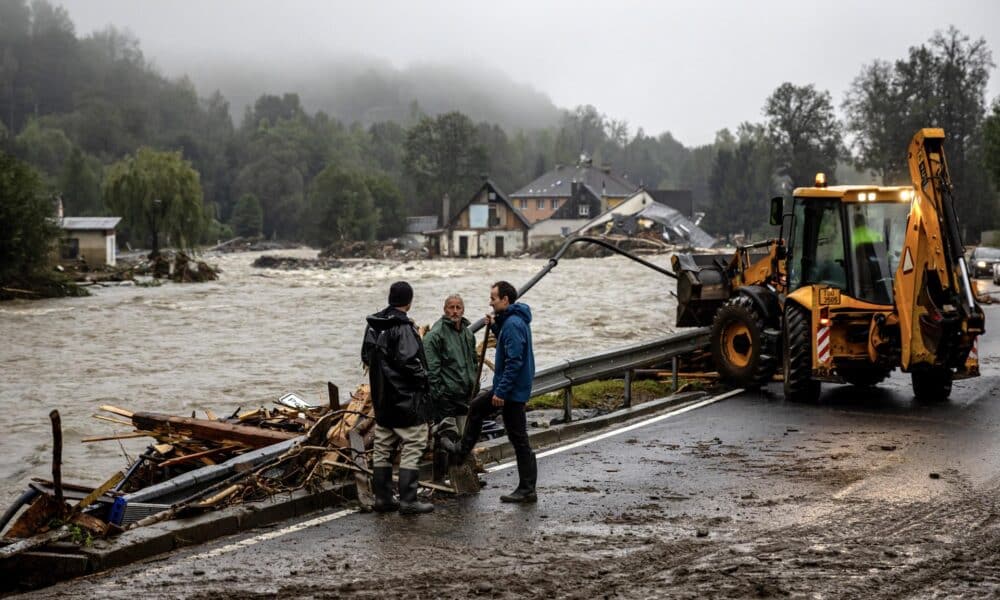 Fotografía de archivo que muestra casas derrumbadas y el río Bela desbordado después de fuertes lluvias en la ciudad de Jesenik, República Checa, el 16 de septiembre de 2024. EFE/EPA/MARTIN DIVISEK