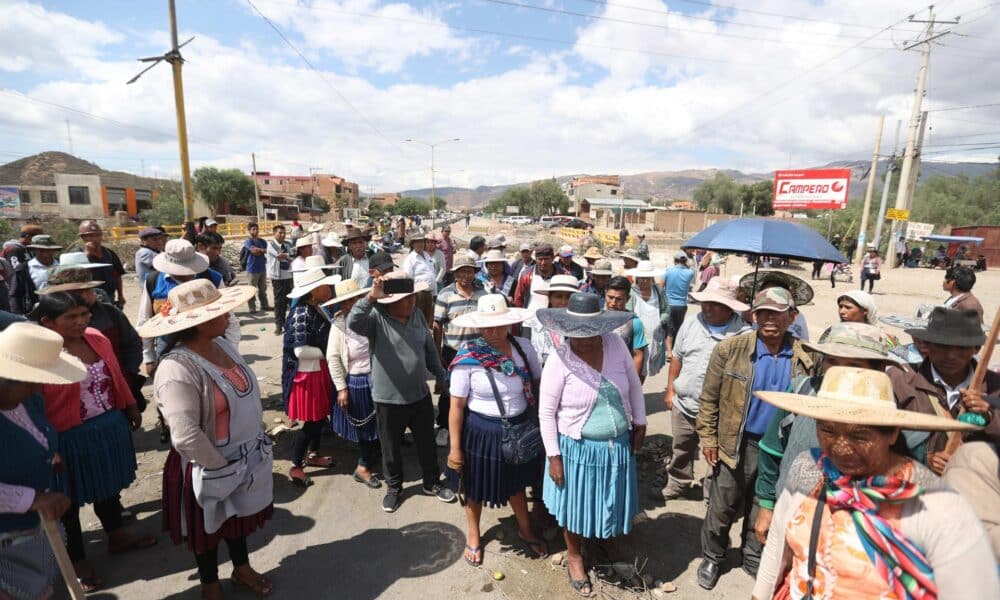 Seguidores del expresidente de Bolivia Evo Morales bloquean una vía durante este lunes, en Sipe (Bolivia). EFE/ Luis Gandarillas