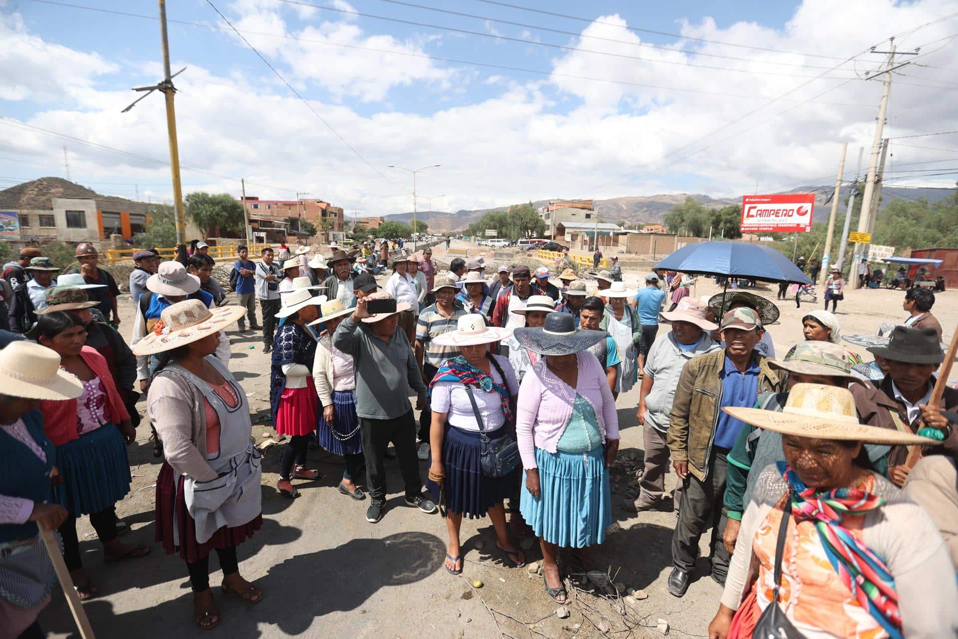 Seguidores del expresidente de Bolivia Evo Morales bloquean una vía durante este lunes, en Sipe (Bolivia). EFE/ Luis Gandarillas