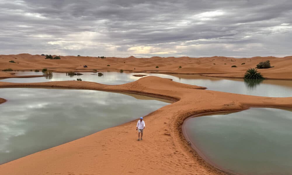 Fotografía este miércoles, de lagunas de agua en las dunas del desierto de Merzouga (Marruecos). EFE/ Christina Juárez