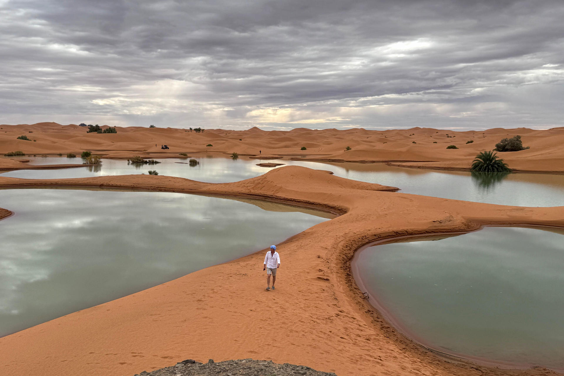 Fotografía este miércoles, de lagunas de agua en las dunas del desierto de Merzouga (Marruecos). EFE/ Christina Juárez