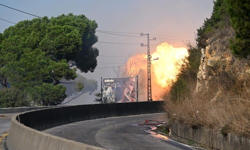 El humo y las llamas se elevan tras una explosión controlada realizada por el ejército libanés en el lugar de un supuesto ataque aéreo israelí sobre un vehículo en la localidad de Kahaleh, Líbano, el 30 de octubre de 2024. Según la agencia nacional de noticias de Líbano (NNA), un dron israelí atacó una furgoneta en la zona de Araya, incendiándola. Según el Ministerio de Salud del Líbano, más de 2,700 personas han sido asesinadas y más de 12,700 otras han resultado heridas en el Líbano desde que se intensificaron las hostilidades entre Israel y Hezbolá. (Líbano, Hizbulá/Hezbolá) EFE/EPA/WAEL HAMZEH