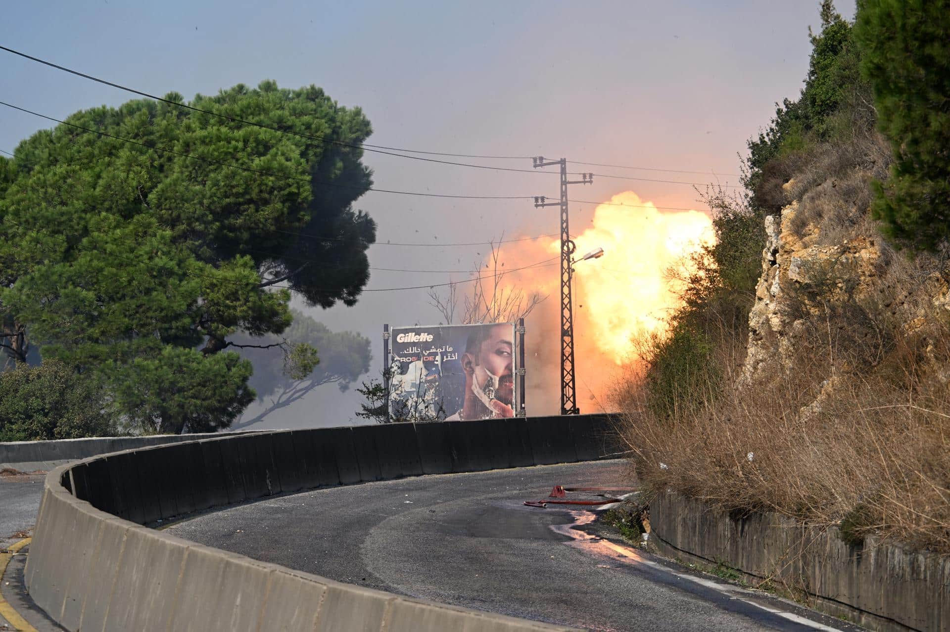 El humo y las llamas se elevan tras una explosión controlada realizada por el ejército libanés en el lugar de un supuesto ataque aéreo israelí sobre un vehículo en la localidad de Kahaleh, Líbano, el 30 de octubre de 2024. Según la agencia nacional de noticias de Líbano (NNA), un dron israelí atacó una furgoneta en la zona de Araya, incendiándola. Según el Ministerio de Salud del Líbano, más de 2,700 personas han sido asesinadas y más de 12,700 otras han resultado heridas en el Líbano desde que se intensificaron las hostilidades entre Israel y Hezbolá. (Líbano, Hizbulá/Hezbolá) EFE/EPA/WAEL HAMZEH