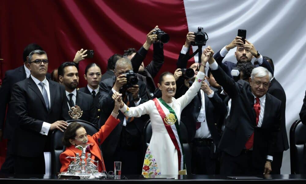 La presidenta de México Claudia Sheinbaum (c) acompañada de presidenta de la Cámara de Diputados, Ifigenia Martínez (i) y el mandatario saliente, Andrés Manuel López Obrador (d), (2018-2024), reaccionan al termino de la toma de juramento en la Cámara de Diputados en la Ciudad de México (México) el 1 de octubre de 2024. 
 EFE/José Méndez