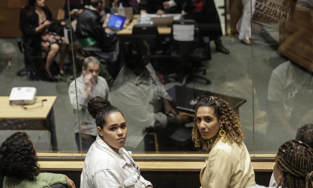 Luyara Santos (i), hija de Marielle Franco, y su tía, la hermana de Marielle, Anielle (d), asisten al juicio por el asesinato de la concejala este miércoles, en Río de Janeiro (Brasil). EFE/ Antonio Lacerda