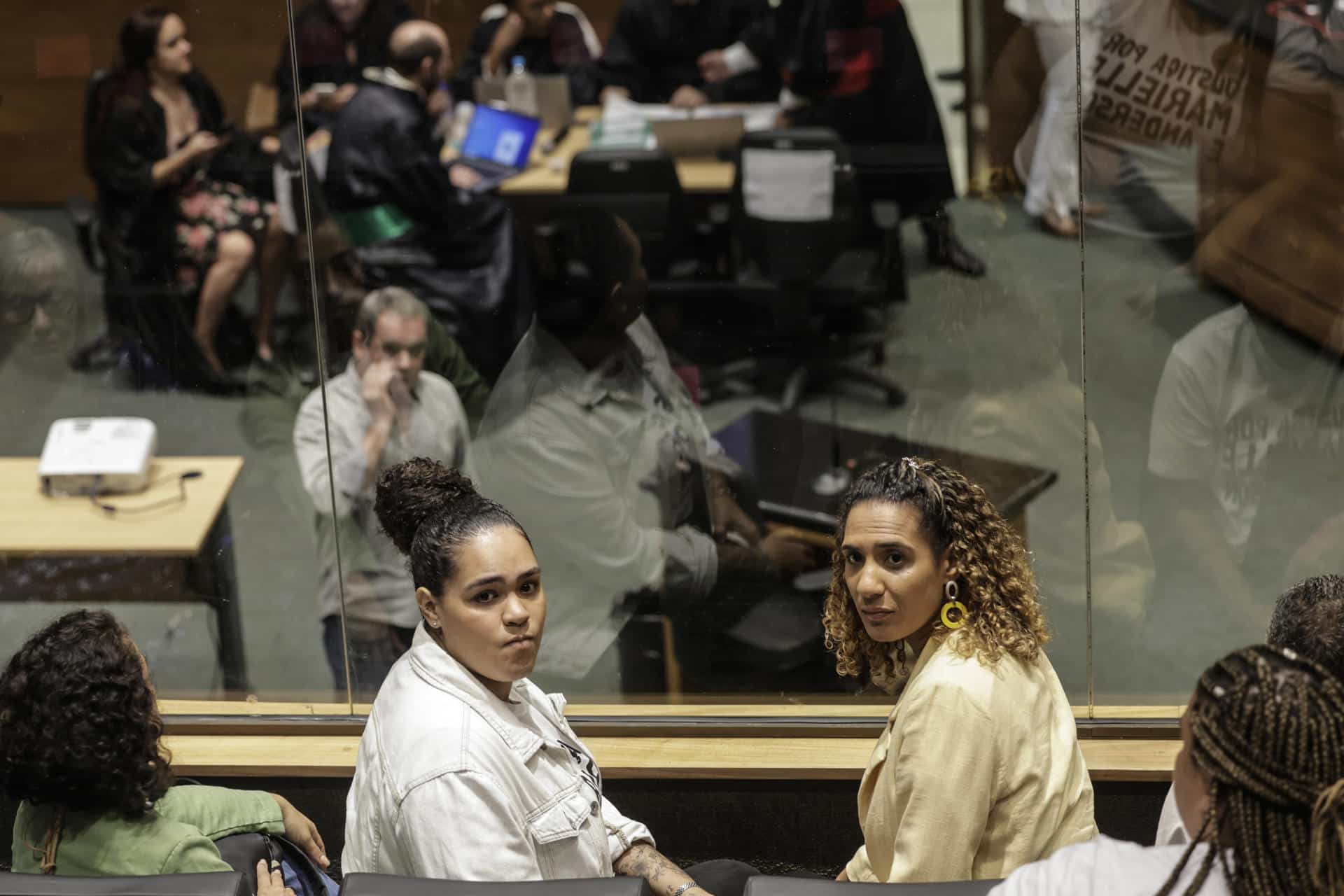 Luyara Santos (i), hija de Marielle Franco, y su tía, la hermana de Marielle, Anielle (d), asisten al juicio por el asesinato de la concejala este miércoles, en Río de Janeiro (Brasil). EFE/ Antonio Lacerda