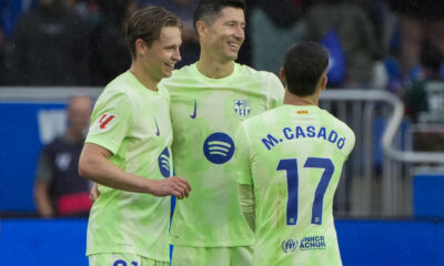 El delantero polaco del FC Barcelona Robert Lewandowski celebra uno de sus goles marcados ante el Alavés durante el partido de la novena jornada de Liga que Alavés y Barcelona disputaron en el estadio de Mendizorrotza de Vitoria. EFE/ADRIAN RUIZ HIERRO