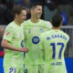 El delantero polaco del FC Barcelona Robert Lewandowski celebra uno de sus goles marcados ante el Alavés durante el partido de la novena jornada de Liga que Alavés y Barcelona disputaron en el estadio de Mendizorrotza de Vitoria. EFE/ADRIAN RUIZ HIERRO