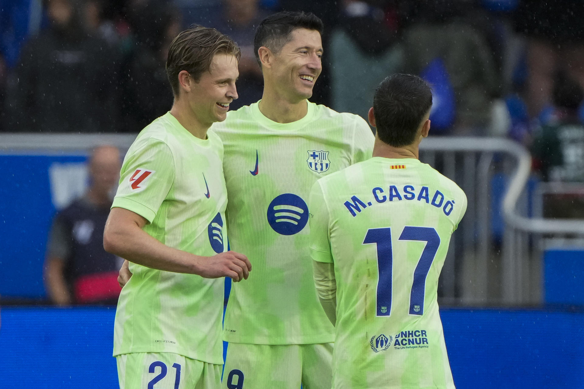 El delantero polaco del FC Barcelona Robert Lewandowski celebra uno de sus goles marcados ante el Alavés durante el partido de la novena jornada de Liga que Alavés y Barcelona disputaron en el estadio de Mendizorrotza de Vitoria. EFE/ADRIAN RUIZ HIERRO