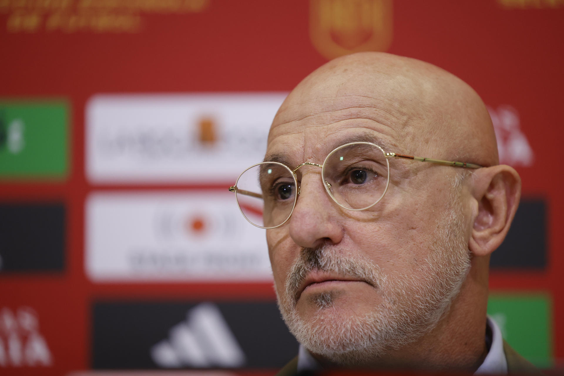 El técnico de la selección española de fútbol, Luis de la Fuente, durante la rueda de prensa ofrecida este viernes en Las Rozas (Madrid). EFE/ Zipi