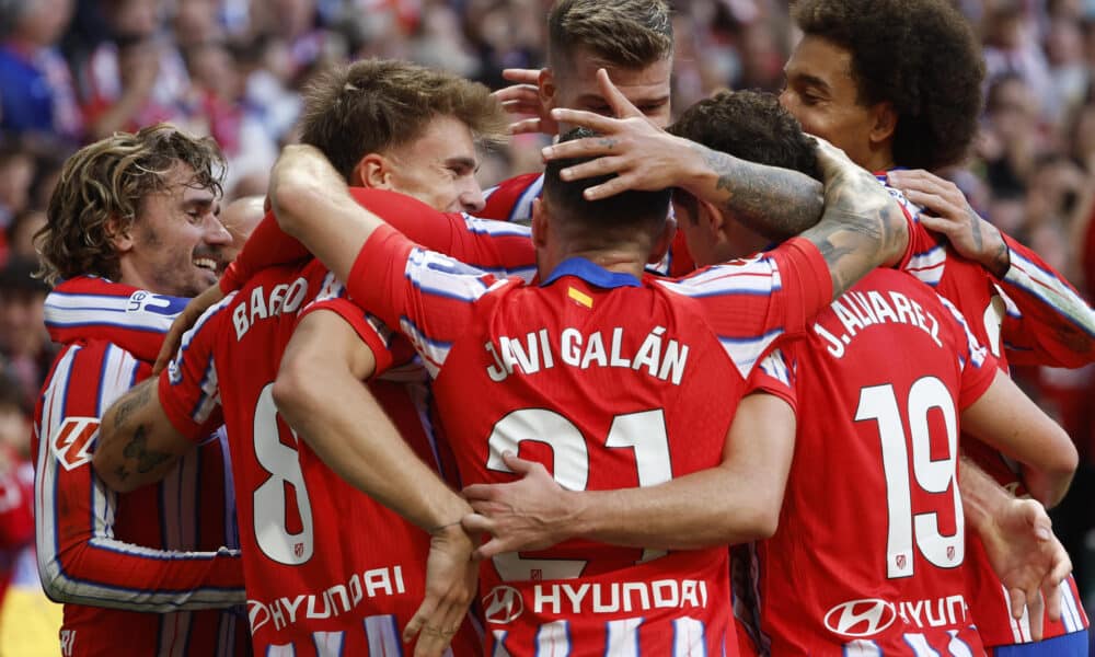 El delantero francés del Atlético de Madrid Antoine Griezmann (i) celebra junto a sus compañeros tras anotar el segundo tanto de su equipo durante el encuentro correspondiente a la décima jornada de LaLiga EA Sports entre el Atlético de Madrid y el CD Leganés disputado este domingo en el estadio Metropolitano de Madrid. EFE/ Chema Moya