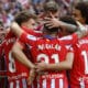 El delantero francés del Atlético de Madrid Antoine Griezmann (i) celebra junto a sus compañeros tras anotar el segundo tanto de su equipo durante el encuentro correspondiente a la décima jornada de LaLiga EA Sports entre el Atlético de Madrid y el CD Leganés disputado este domingo en el estadio Metropolitano de Madrid. EFE/ Chema Moya